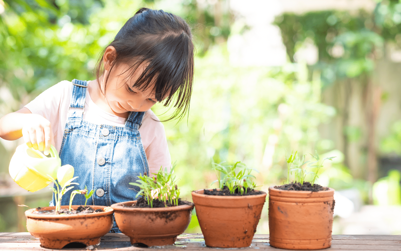 Growing thing s. Растения для детей. Ребенок в цветочном горшке. Растение в горшке для детей. Дети в цветах.