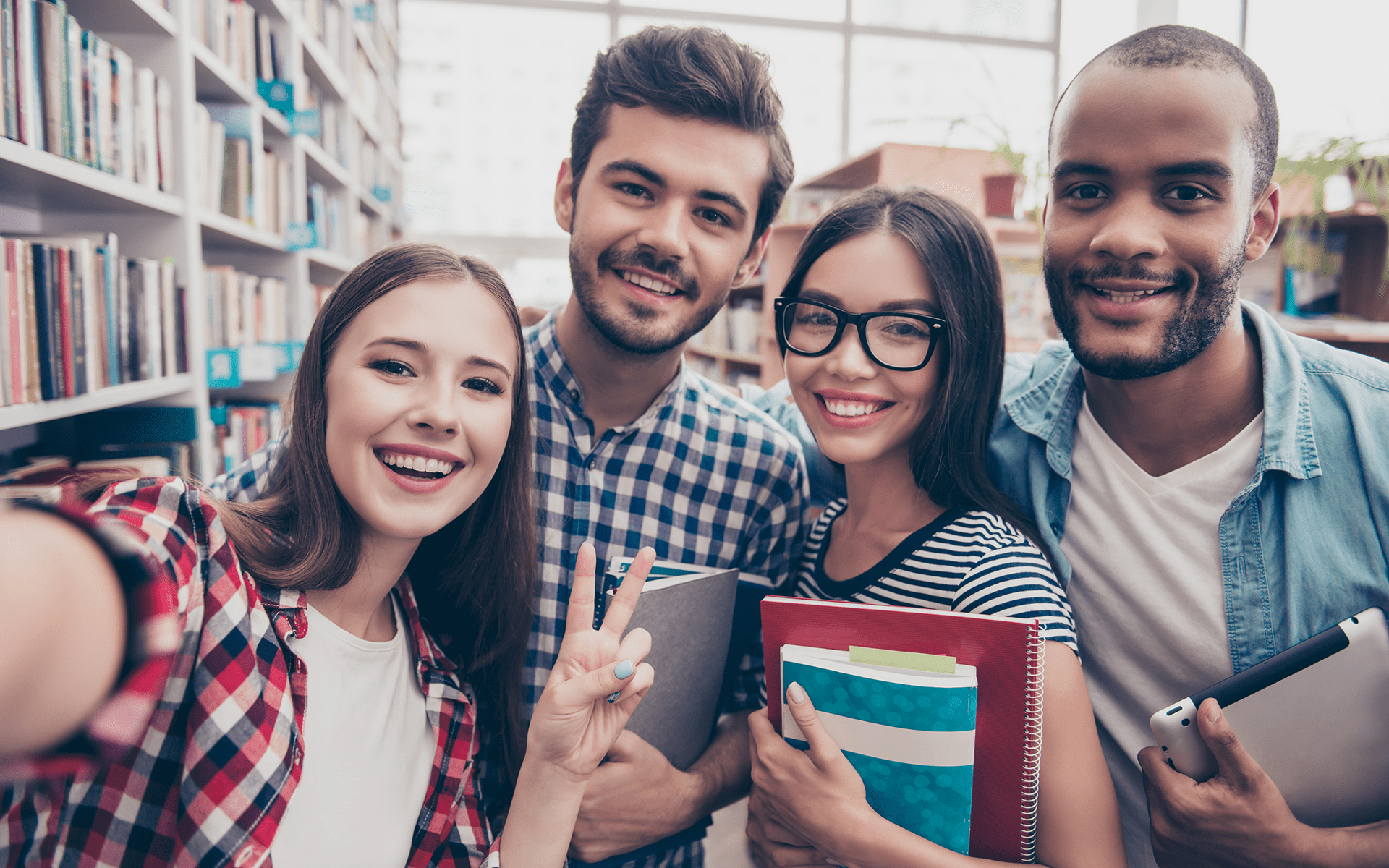 Private students. Селфи в библиотеке. Студент селфи. Селфи с книгой. Селфи с книжкой.