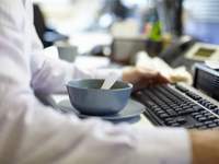 Food Tastes Bland While Multitasking (Study)